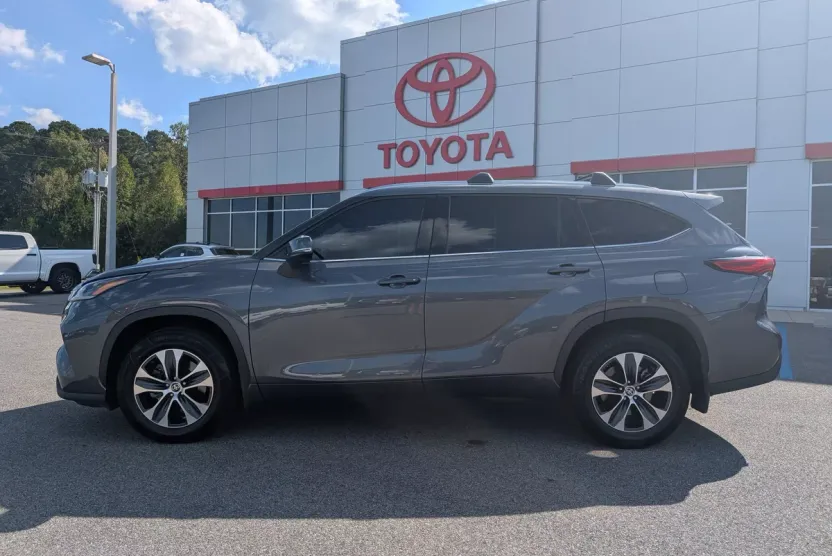 2021 Toyota Highlander XLE photo 1