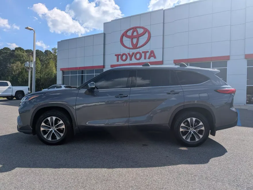 2021 Toyota Highlander XLE photo 1