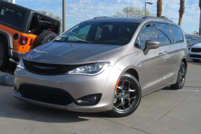 2018 Chrysler Pacifica Limited photo 1