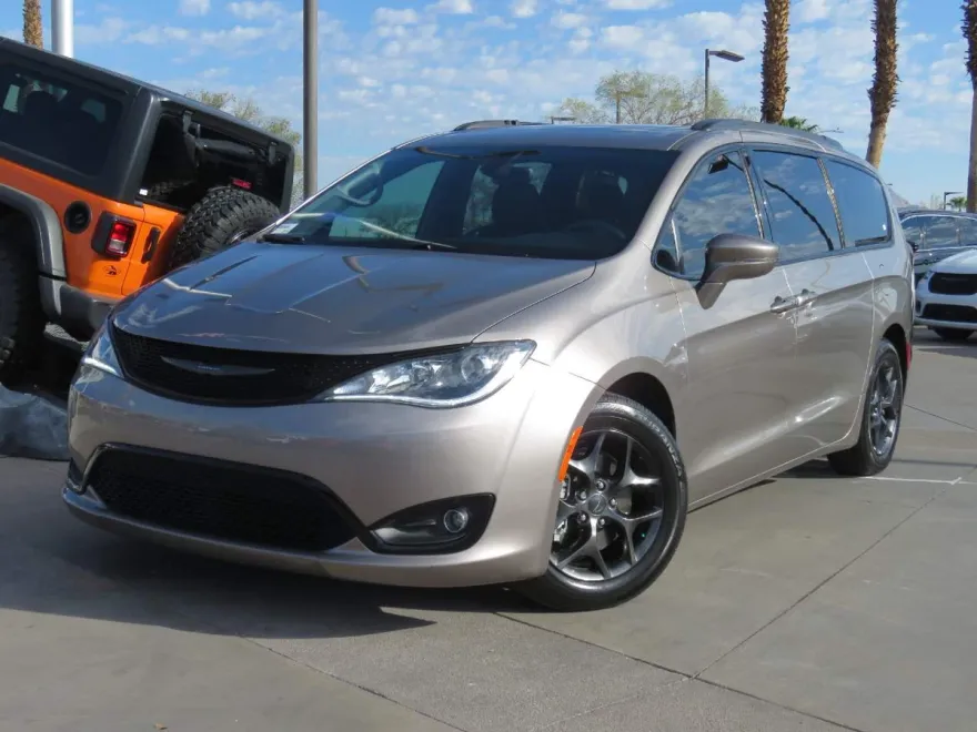 2018 Chrysler Pacifica Limited photo 1