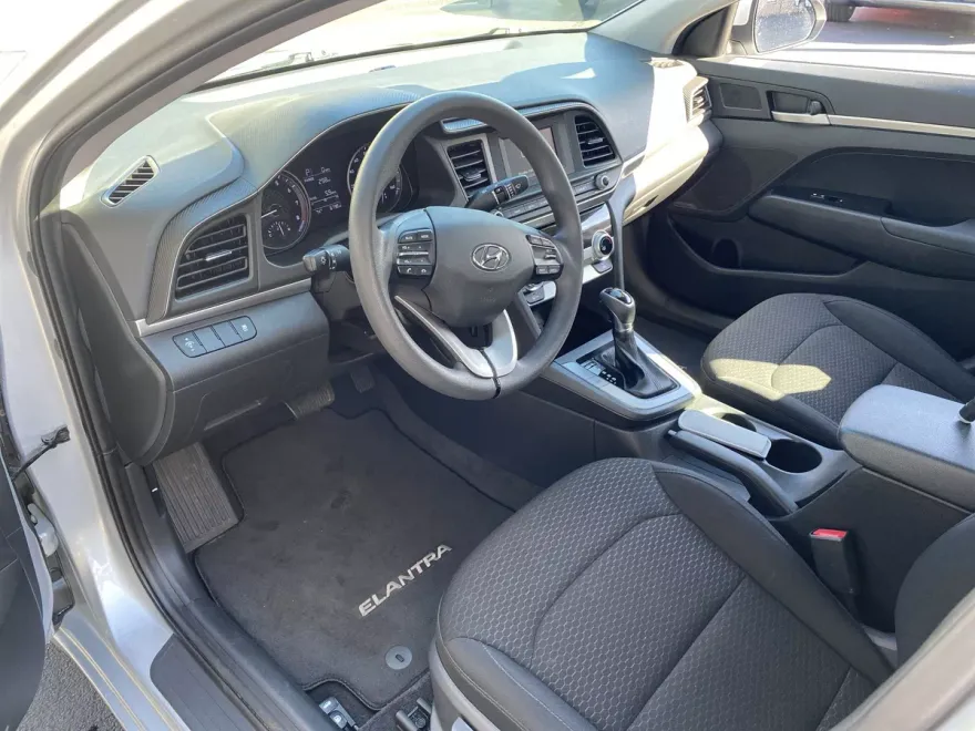 2019 Hyundai Elantra SE photo 1