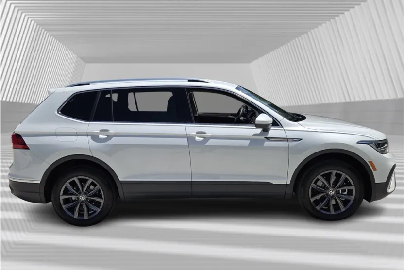 2023 Volkswagen Tiguan SE photo 1