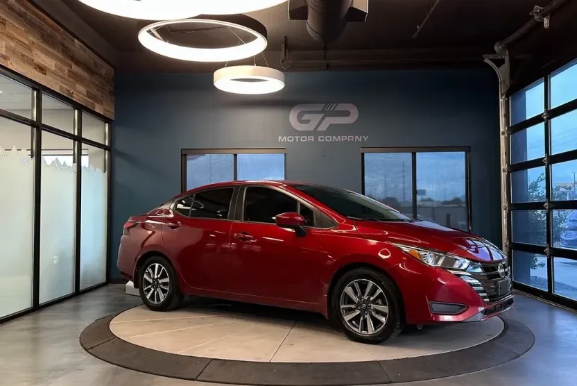 2023 Nissan Versa 1.6 SV photo 1