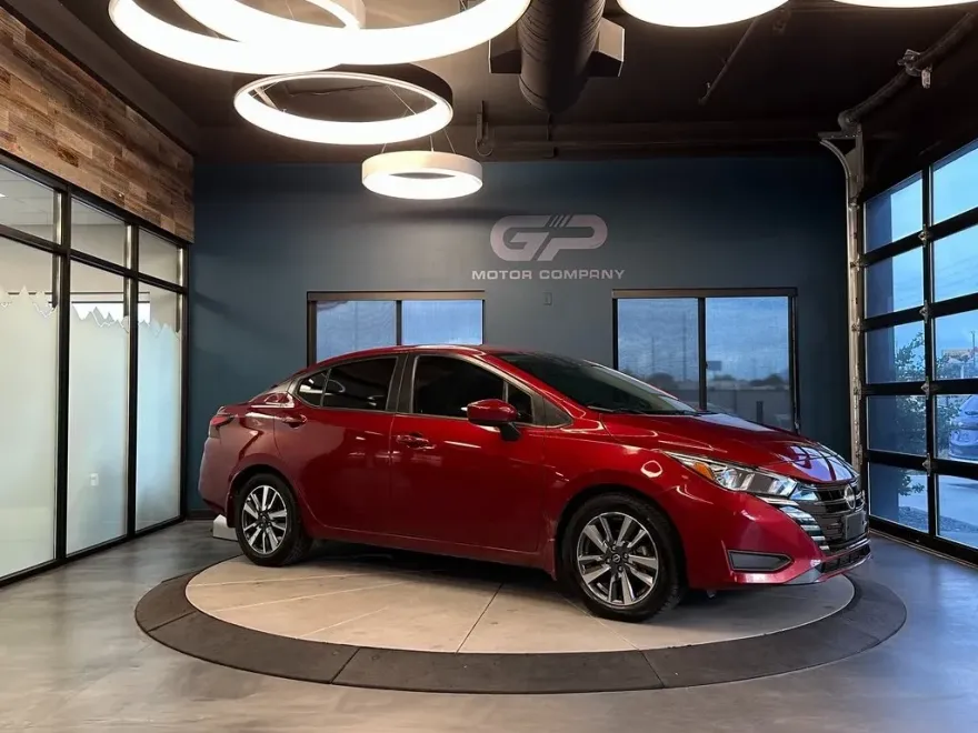 2023 Nissan Versa 1.6 SV photo 1