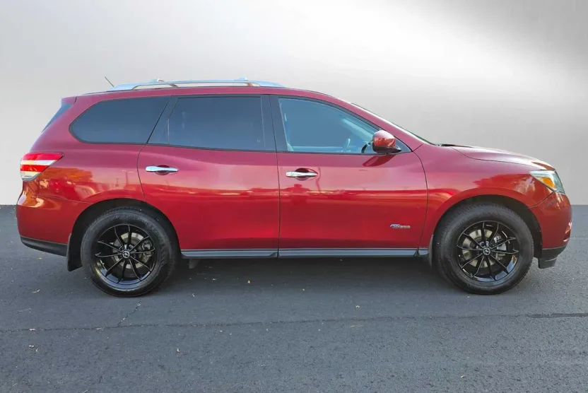 2014 Nissan Pathfinder SV photo 1