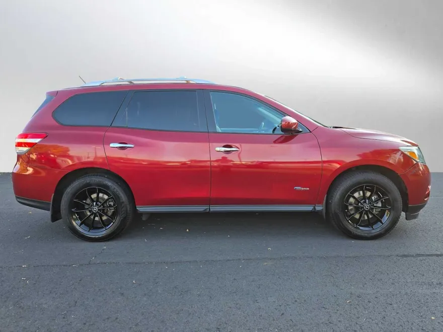 2014 Nissan Pathfinder SV photo 1