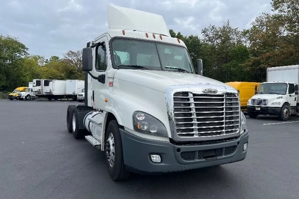 2018 Freightliner Cascadia 125" Sleeper Cab photo 1