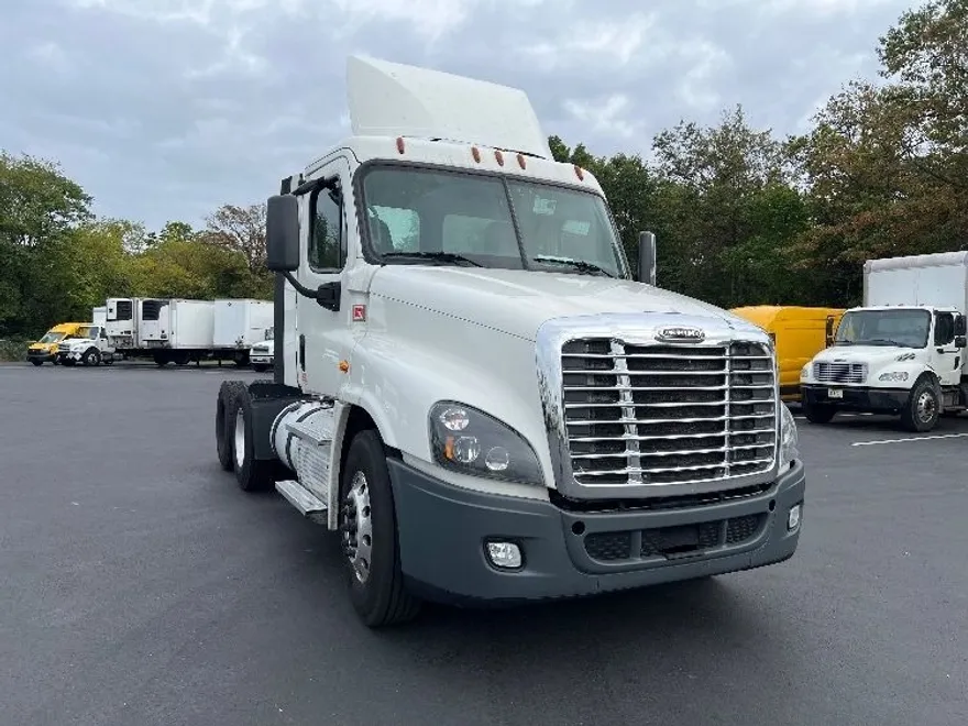 2018 Freightliner Cascadia 125" Sleeper Cab photo 1