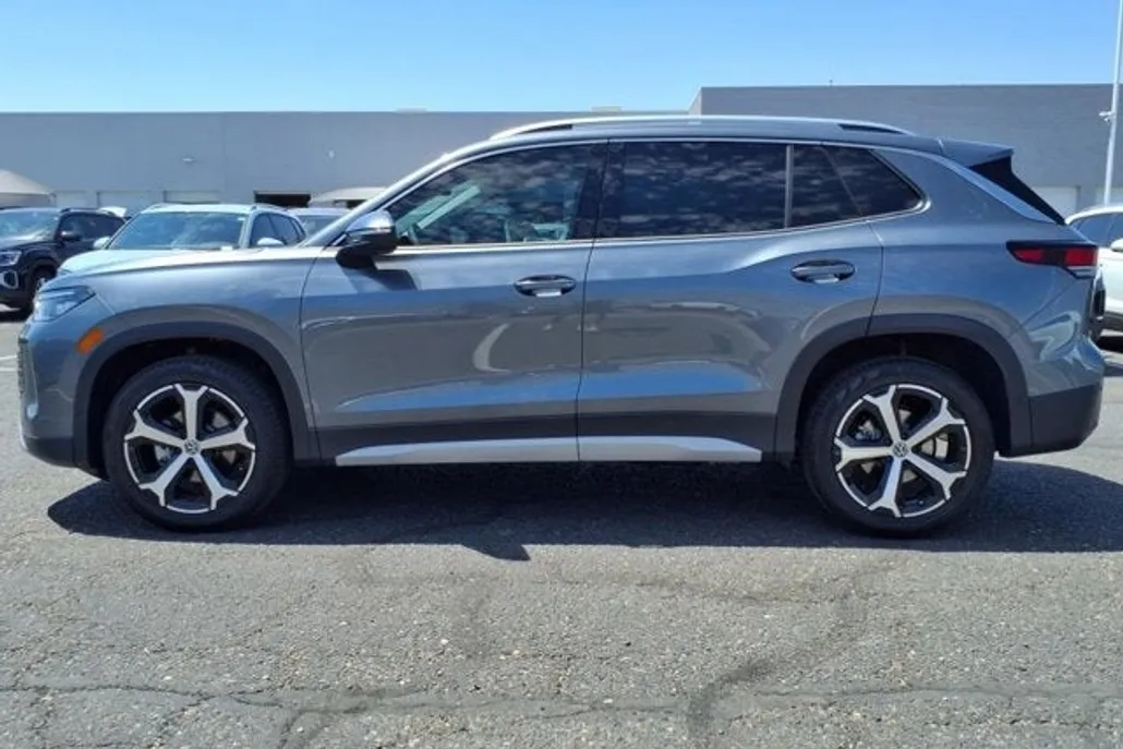 2025 Volkswagen Tiguan SE photo 1