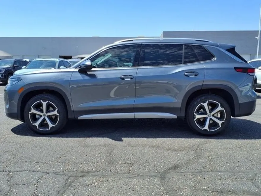 2025 Volkswagen Tiguan SE photo 1