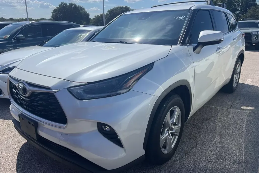 2021 Toyota Highlander LE Plus photo 1