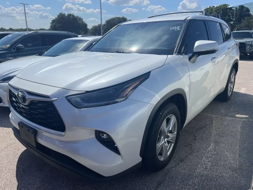 2021 Toyota Highlander LE Plus photo 1
