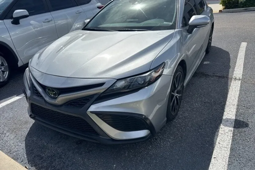 2022 Toyota Camry SE photo 1
