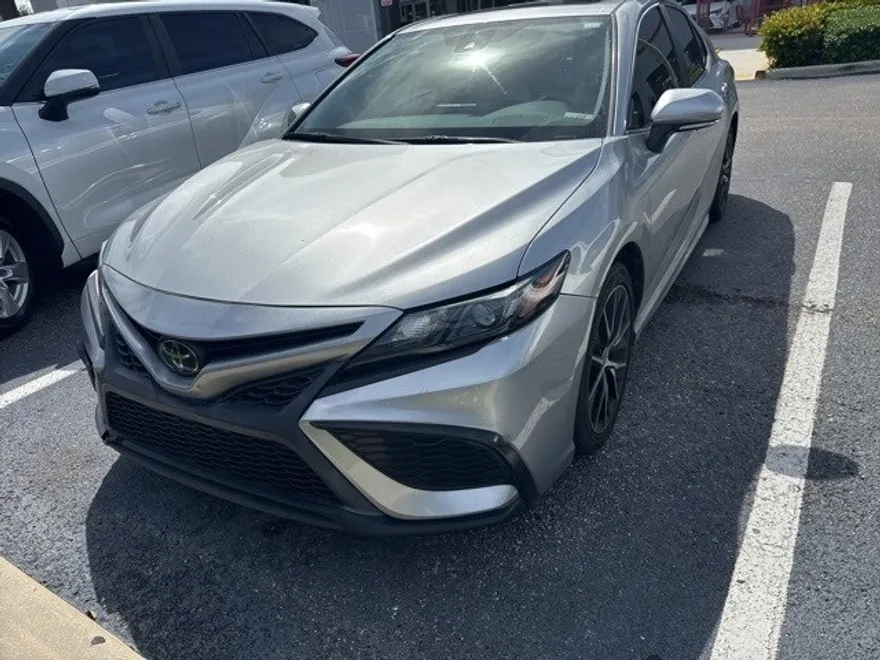 2022 Toyota Camry SE photo 1
