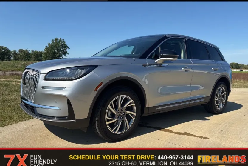 2023 Lincoln Corsair Standard photo 1
