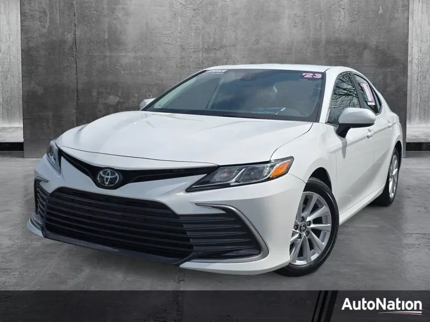 2023 Toyota Camry LE photo 1