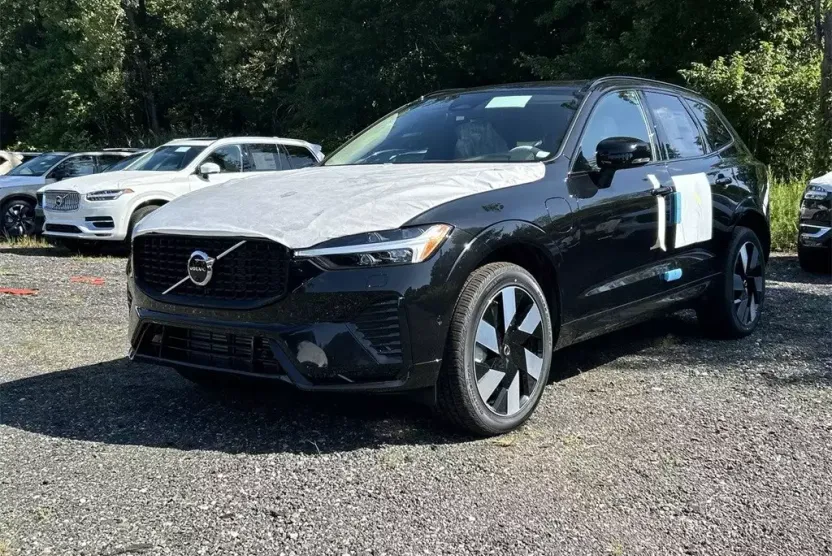 2025 Volvo XC60 Hybrid T8 Plus photo 1