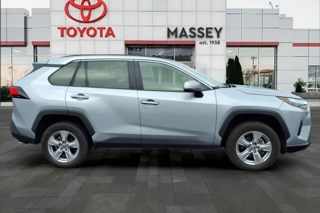 2023 Toyota RAV4 XLE photo 1