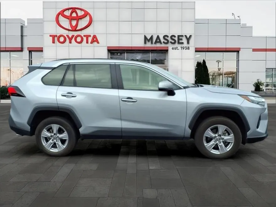 2023 Toyota RAV4 XLE photo 1