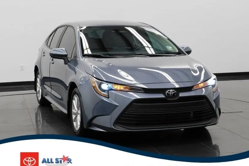 2025 Toyota Corolla LE photo 1