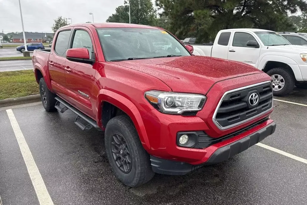 2017 Toyota Tacoma SR5 photo 1