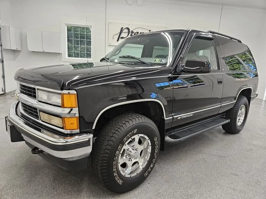 1998 Chevrolet Tahoe LS photo 1