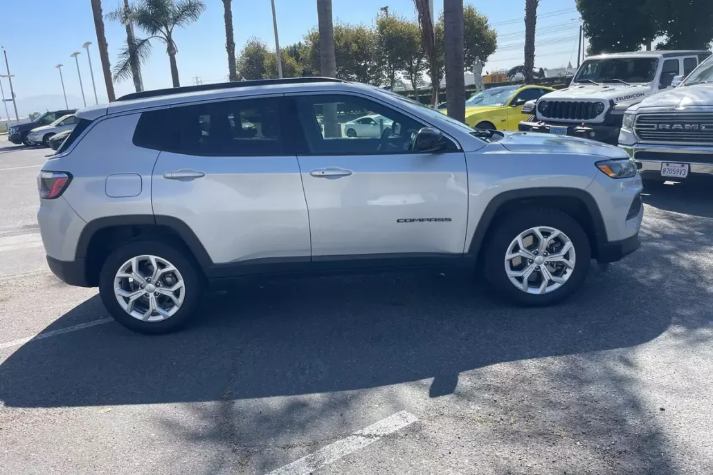 2024 Jeep Compass Latitude photo 1