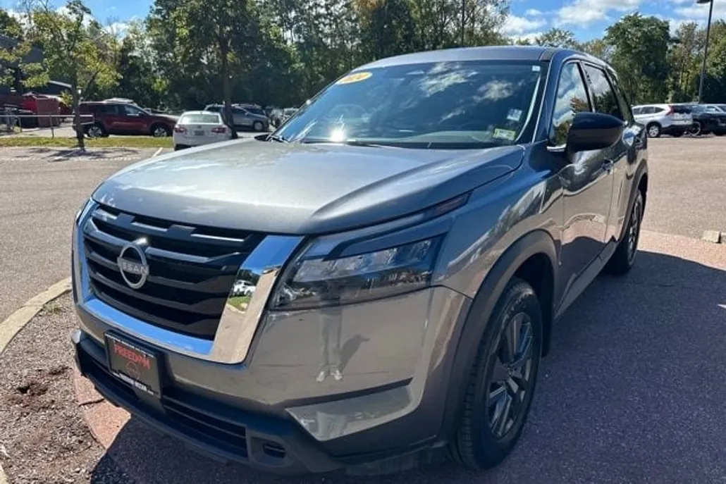 2024 Nissan Pathfinder S photo 1
