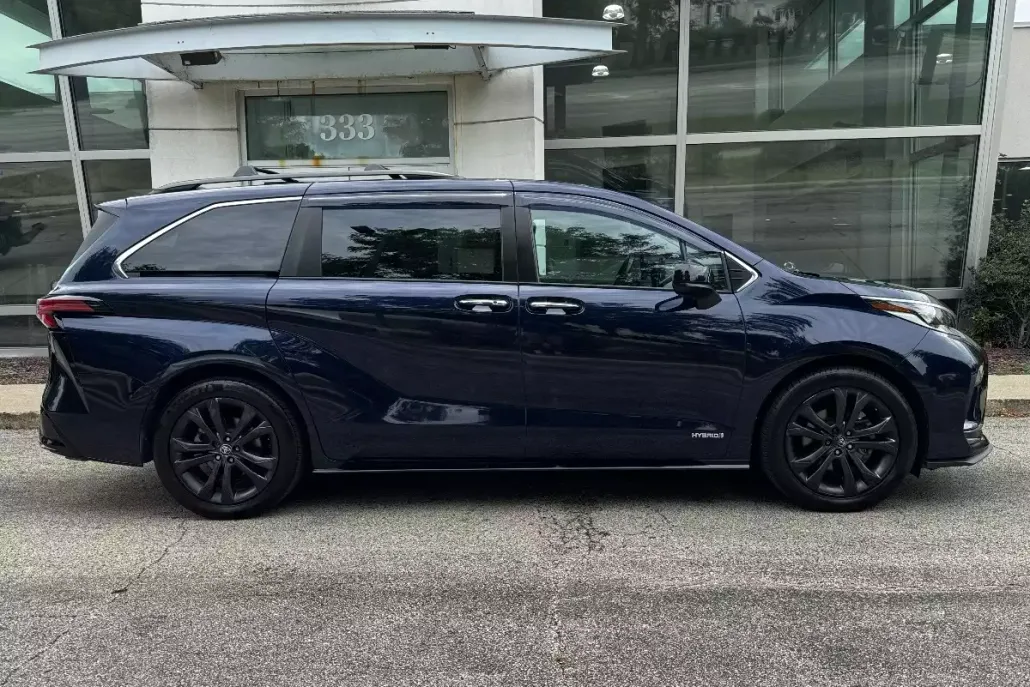 2021 Toyota Sienna XSE photo 1