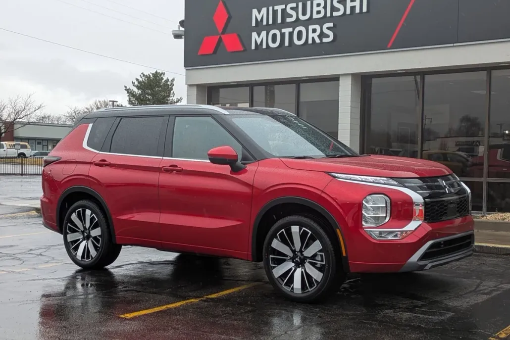 2025 Mitsubishi Outlander SEL photo 1