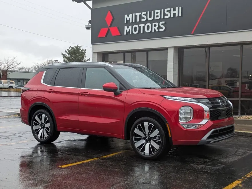 2025 Mitsubishi Outlander SEL photo 1