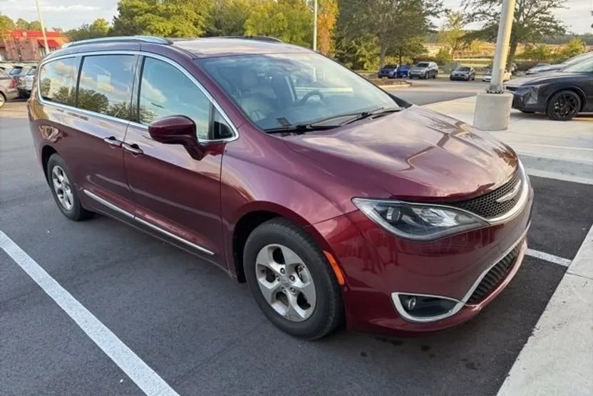 2017 Chrysler Pacifica Touring Plus photo 1