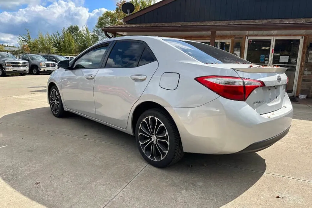2016 Toyota Corolla S photo 1