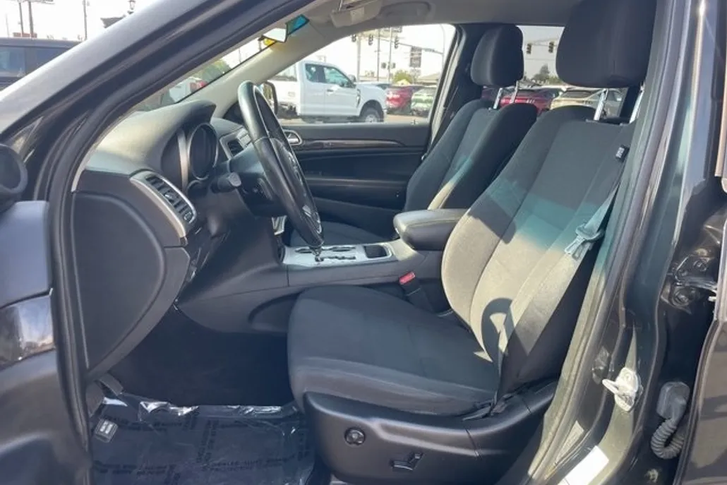 2011 Jeep Grand Cherokee Laredo photo 1