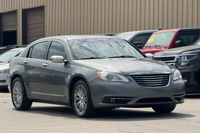 2011 Chrysler 200 Limited photo 1