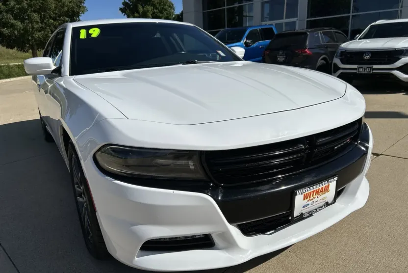 2019 Dodge Charger SXT photo 1