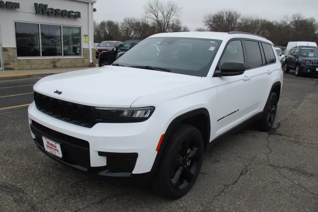 2023 Jeep Grand Cherokee Laredo X photo 1