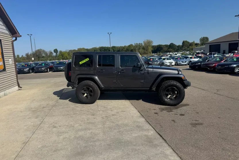2016 Jeep Wrangler Unlimited Sahara photo 1