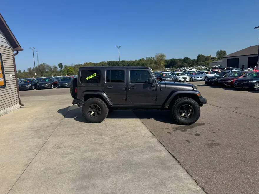 2016 Jeep Wrangler Unlimited Sahara photo 1