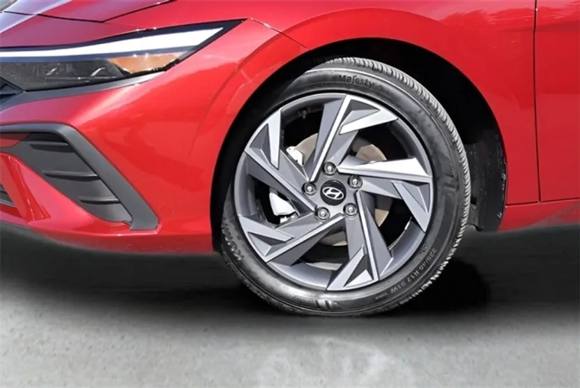 2025 Hyundai Elantra SEL Sport photo 1