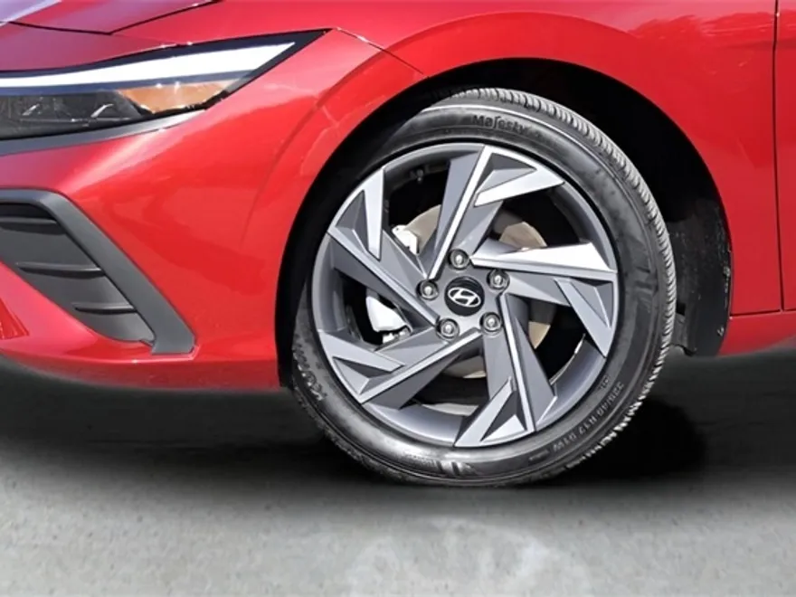 2025 Hyundai Elantra SEL Sport photo 1