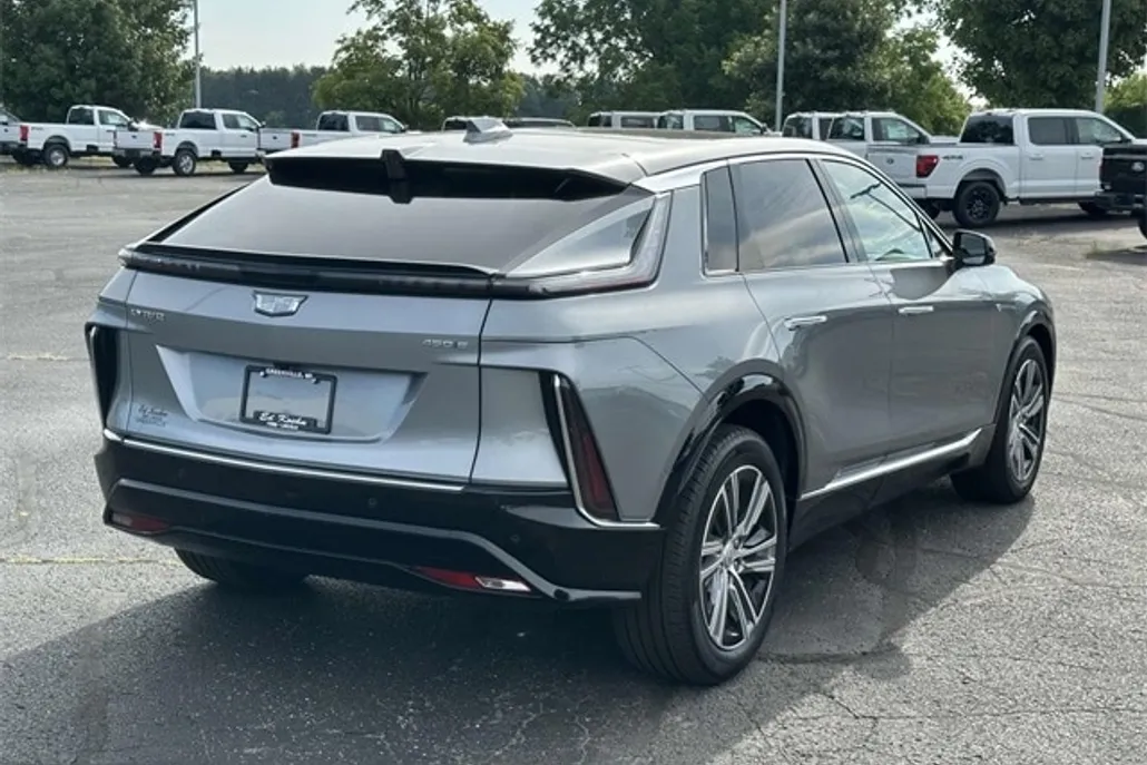 2024 Cadillac Lyriq Luxury photo 1