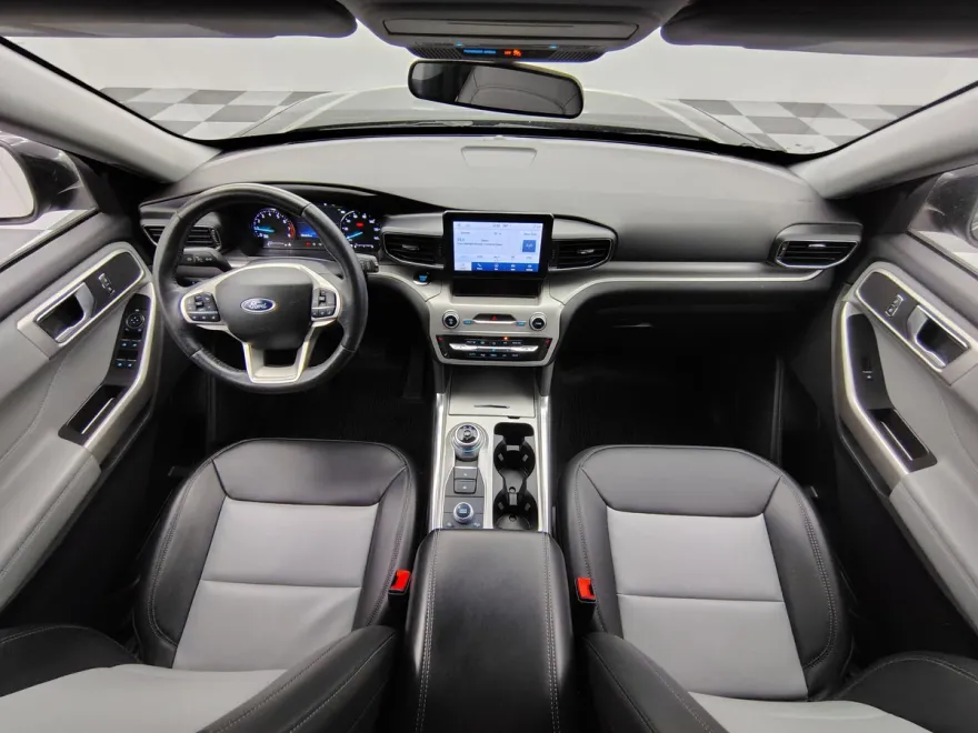2023 Ford Explorer XLT photo 1