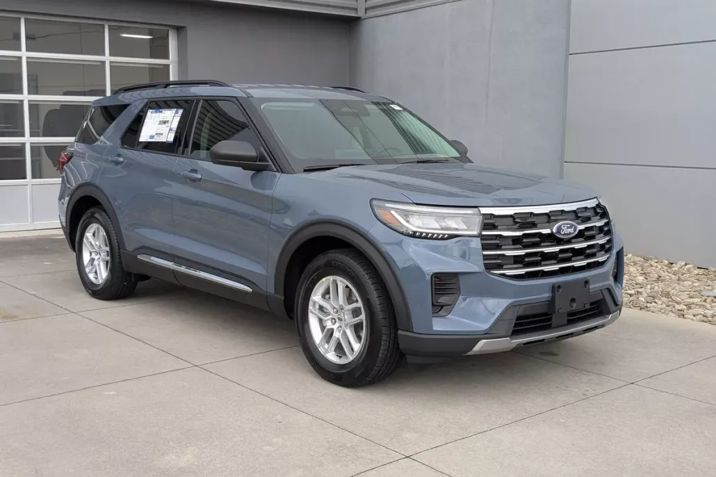 2025 Ford Explorer photo 1