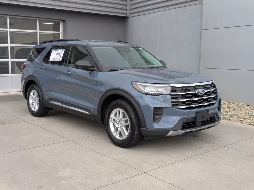 2025 Ford Explorer photo 1