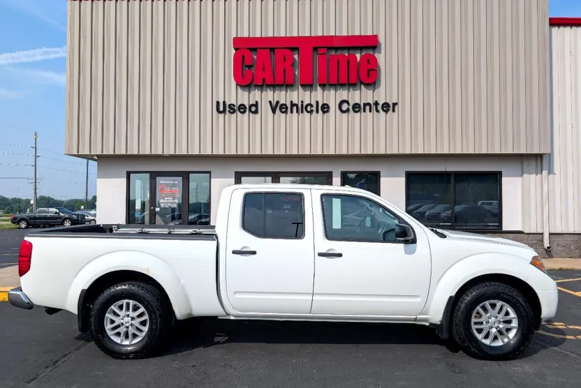2016 Nissan Frontier SL Crew Cab photo 1