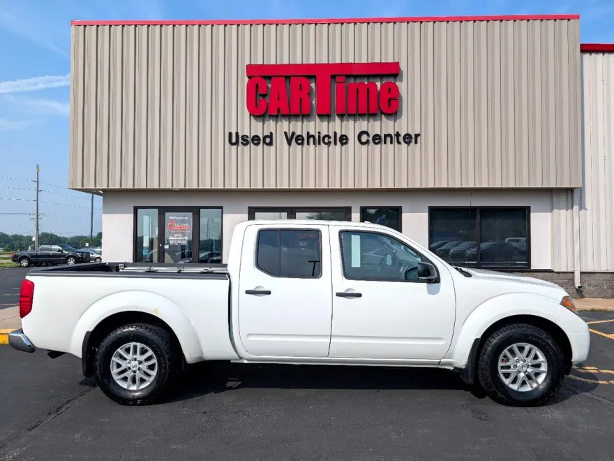 2016 Nissan Frontier SL Crew Cab photo 1