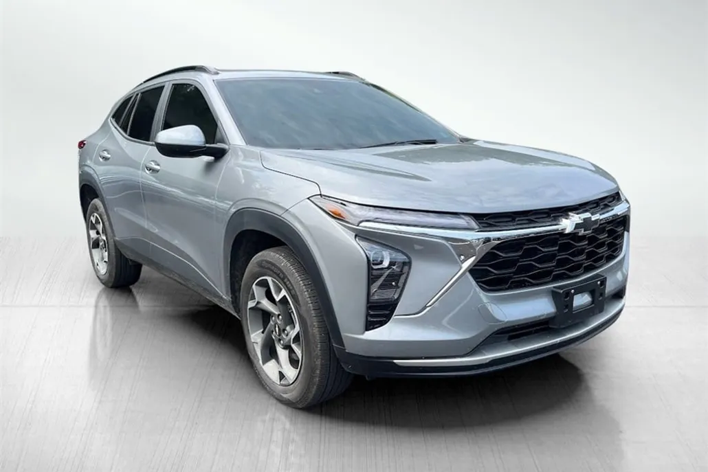 2024 Chevrolet Trax LT photo 1