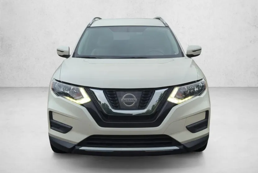 2017 Nissan Rogue SV photo 1