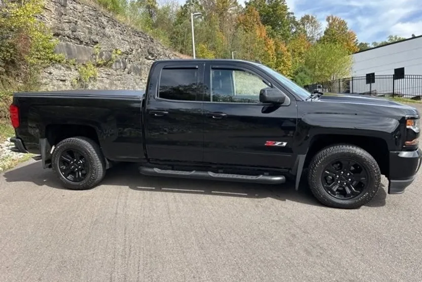 2018 Chevrolet Silverado 1500 LT photo 1